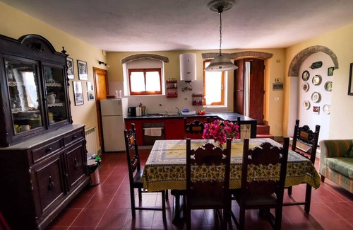 San Pietro in Bossolo Cottage | Cottage Murlo stunning hilltop castle peace & quiet countryside near art cities