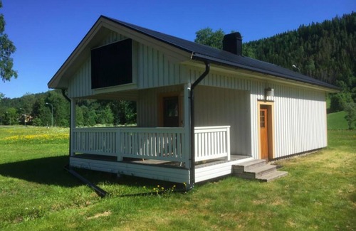 Hoting House | Cottage on a lake property by the lake Tåsjön