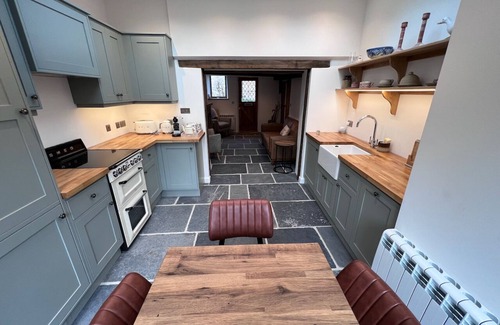 Nunney House | Cottage on Brook -> Castle, Walks, Shop & Cafe