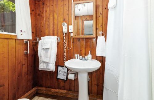 Chippewa Lake House | Cottage on Chippewa lake with kayaks