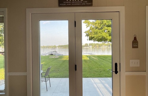 White Pigeon Cottage | Cottage on the lake 20 minutes to Shipshewana