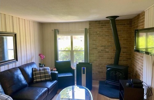South Pandosy Cottage | Cottage Pandosy Area - Close to Gyro Beach