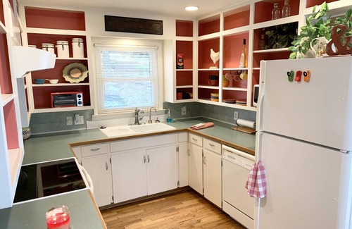 Piney Cottage | Cottage -Private Hot Tub, Fire Pit, Covered Deck, 20 steps from Lake Hamilton