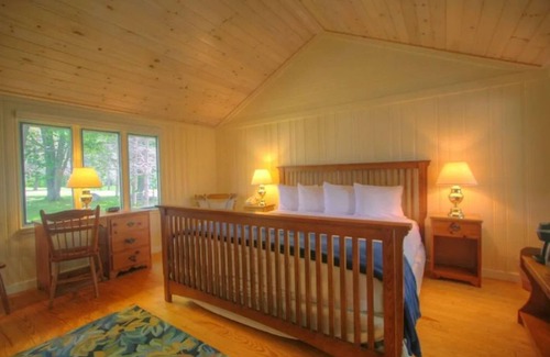 Boothbay Harbor Cabin | Cottage Room | Porch+HotTub+Pool | No Hidden Fees