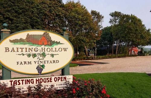 Baiting Hollow Cottage | Cottage: Sleeps 6-7: Walk To Private Beach: In Wine Country