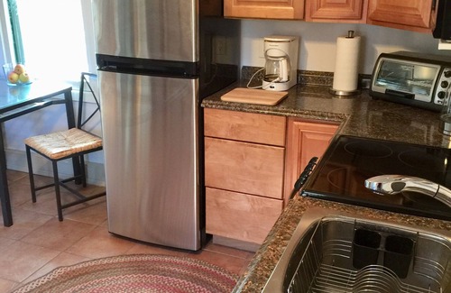 Kenilworth Cottage | Cottage Studio - private patio/yard! LOCATION!