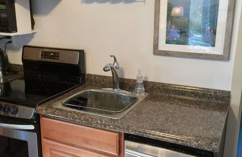 Kenilworth Cottage | Cottage Studio - private patio/yard! LOCATION!