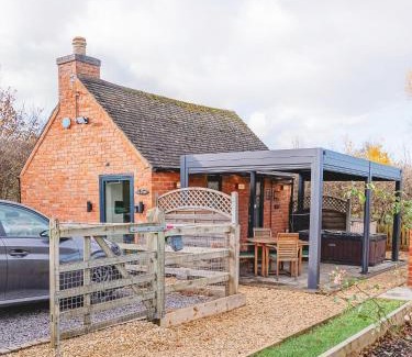 Northway House | Cottage with Hot Tub - near Cheltenham and Tewkesbury