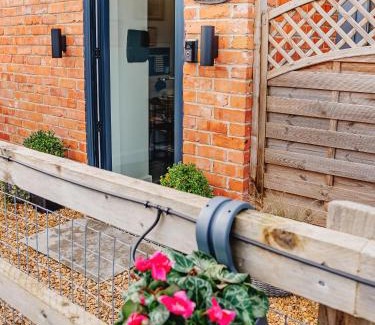 Northway House | Cottage with Hot Tub - near Cheltenham and Tewkesbury