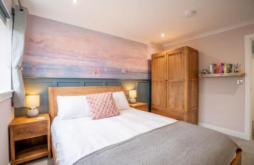 Dunfermline House | Cottage with Hot Tub near Knockhill