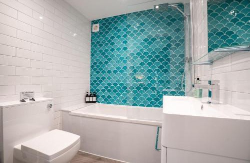 Dunfermline House | Cottage with Hot Tub near Knockhill