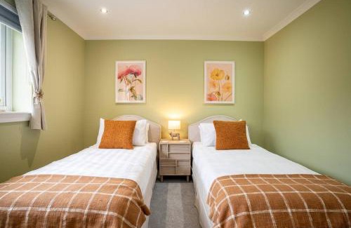 Dunfermline House | Cottage with Hot Tub near Knockhill