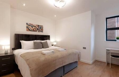 Coulsdon West Apartment | Coulsdon - Entire 2BR Flat with Terrace - Walk to Station