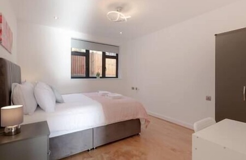 Coulsdon West Apartment | Coulsdon - Entire 2BR Flat with Terrace - Walk to Station