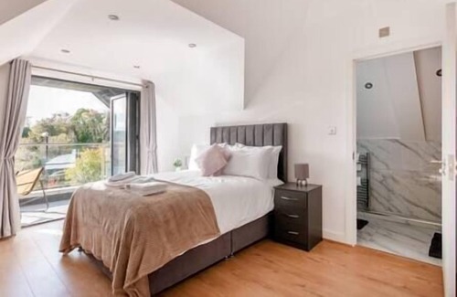 Coulsdon West Apartment | Coulsdon -Entire 3BR Flat, Covered Balcony - Walk to Station