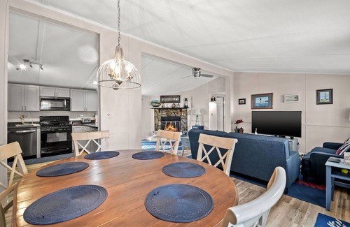 Birdsnest House | Counting Corks - Waterfront, Pet friendly, private dock!