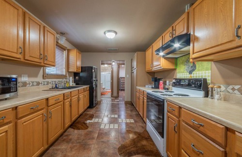 Longview House | Country 2-bedroom home, steps away from Longhorns, donkeys, horses, and goats.