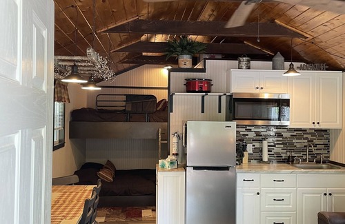 Central City Cabin | Country cabin 1. Minutes from Flight 93 Memorial/Mountain Ridge ATV Park.