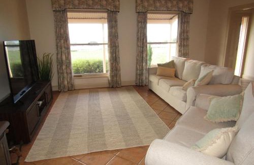 Melville House | Country Comfort