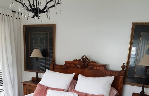 Tauranga House | Country cottage and small wedding venue set in divine garden setting.