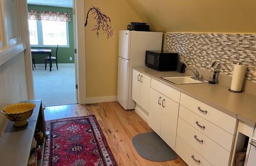North End House | Country Cottage Apartment - Entire 2nd Floor (UPS District - N Tacoma)