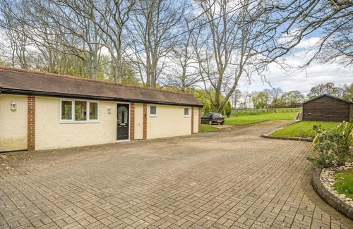 Horsham House | Country cottage & Tennis court