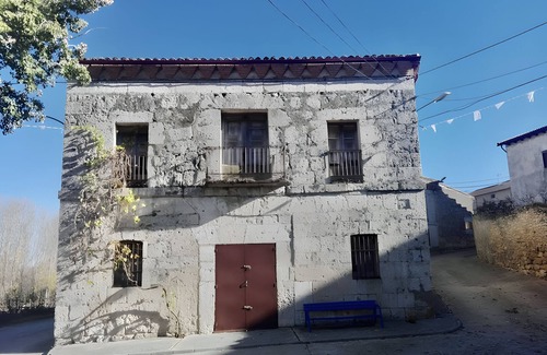 Mambrilla de Castrejon House | Country House 'Reoyo 1' with Shared Garden and Wi-Fi