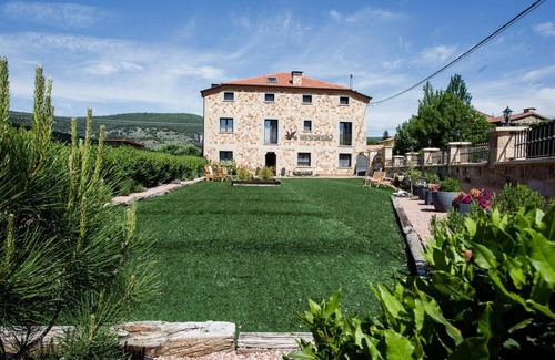 Santervas de la Sierra House | Country House 'Pico De Los Haces' with Mountain View, Private Terrace and Wi-Fi