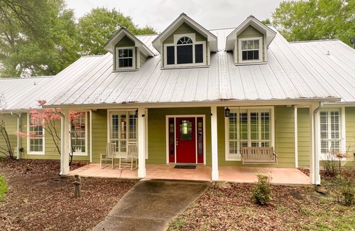Brenham House | Country Getaway - Lazy Rooster