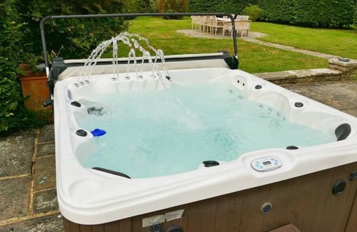 Upper Dicker House | Country Home +Tennis Courts + Hot Tub + EV Charger