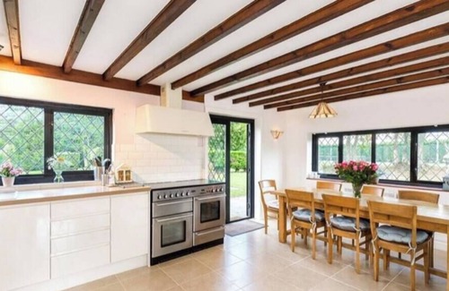 Upper Dicker House | Country Home +Tennis Courts + Hot Tub + EV Charger