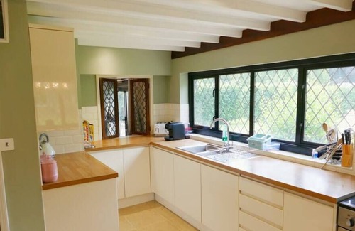 Upper Dicker House | Country Home +Tennis Courts + Hot Tub + EV Charger
