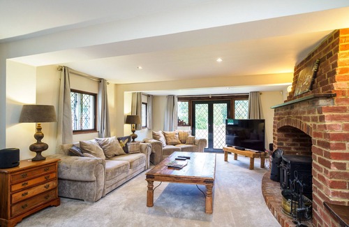 Upper Dicker House | Country Home +Tennis Court+ Hot Tub + EV Charger