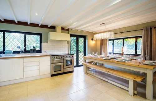Upper Dicker House | Country Home +Tennis Court+ Hot Tub + EV Charger