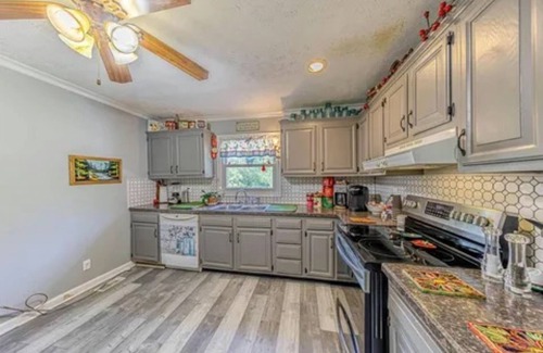 Inglefield House | Country Homeplace 4-bedroom Pool-HotTub pets ok Near Toyota
