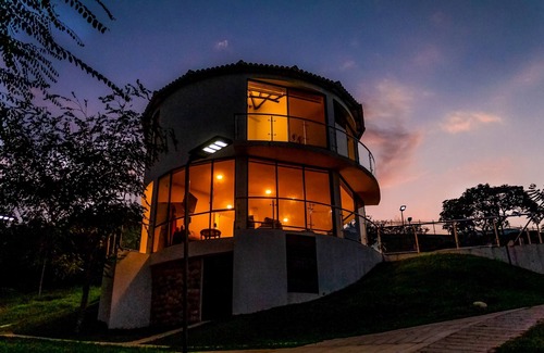 Melgar House | Country house, amazing view to the mountains, jacuzzi and waterfalls!