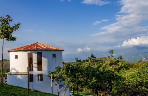 Melgar House | Country house, amazing view to the mountains, jacuzzi and waterfalls!