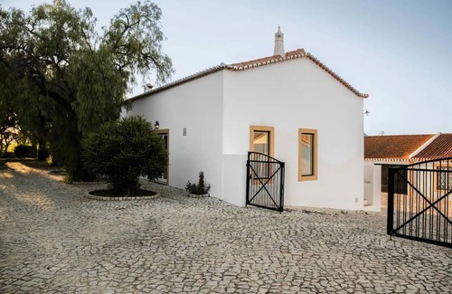 Donalda Villa | Country House "Daniel Cottage" with Mountain View, Shared Pool & Wi-Fi