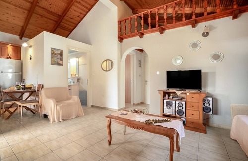 Kryoneri Villa | Country House 'Emis House Krioneri' with Mountain View, Wi-Fi and Air Conditioning