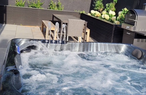 Westleigh House | Country house hot tub - Easter just released! Last minute short break best deal!