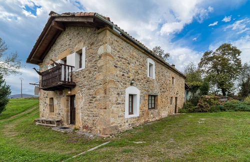 Selaya House | Country House 'La Casa De La Pradera' with Mountain View, Private Terrace and Private Garden
