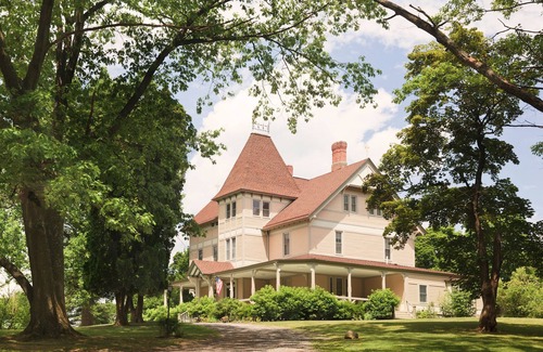 Hudson House | Country House with Mountain Views, Fireplaces and Hiking