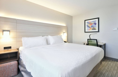 Travis - Chelsea Hotel | Country Inn & Suites by Radisson, Staten Island