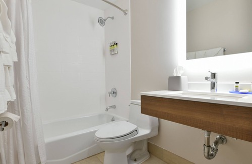 Travis - Chelsea Hotel | Country Inn & Suites by Radisson, Staten Island