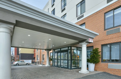 Travis - Chelsea Hotel | Country Inn & Suites by Radisson, Staten Island