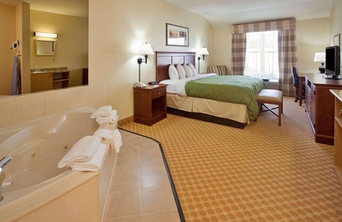 Birch Run Hotel | Country Inn & Suites by Radisson, Birch Run-Frankenmuth, MI