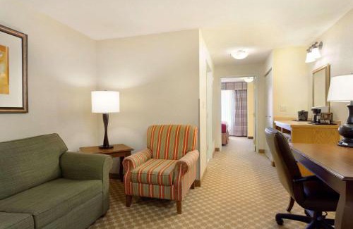 Nevada Hotel | Country Inn & Suites by Radisson, Nevada, MO