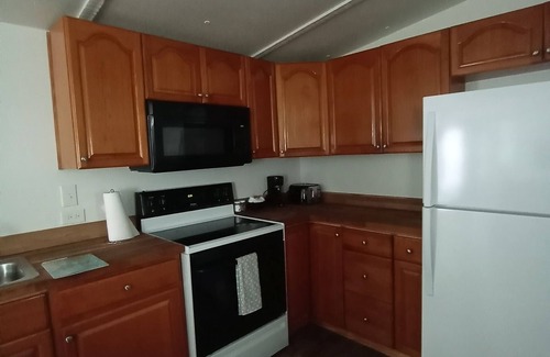 Homosassa House | Country setting on Florida's Nature Coast. Park your boat and RV here too.