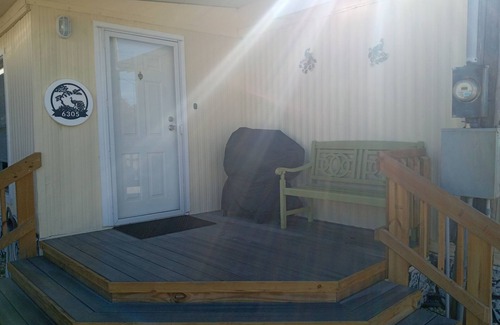 Homosassa House | Country setting on Florida's Nature Coast. Park your boat and RV here too.