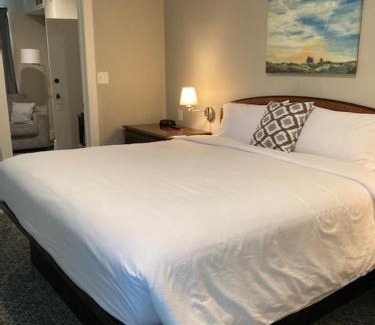 New Holland Hotel | Country Squire Inn and Suites